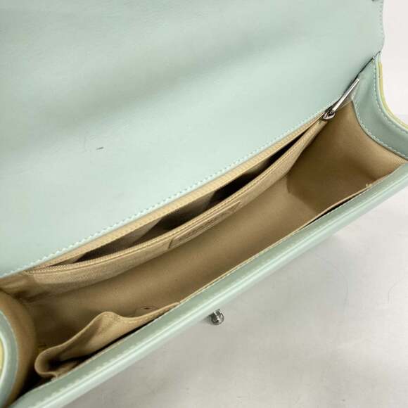 CHANEL Green Leather Shoulder Bag - Picture 4 of 15